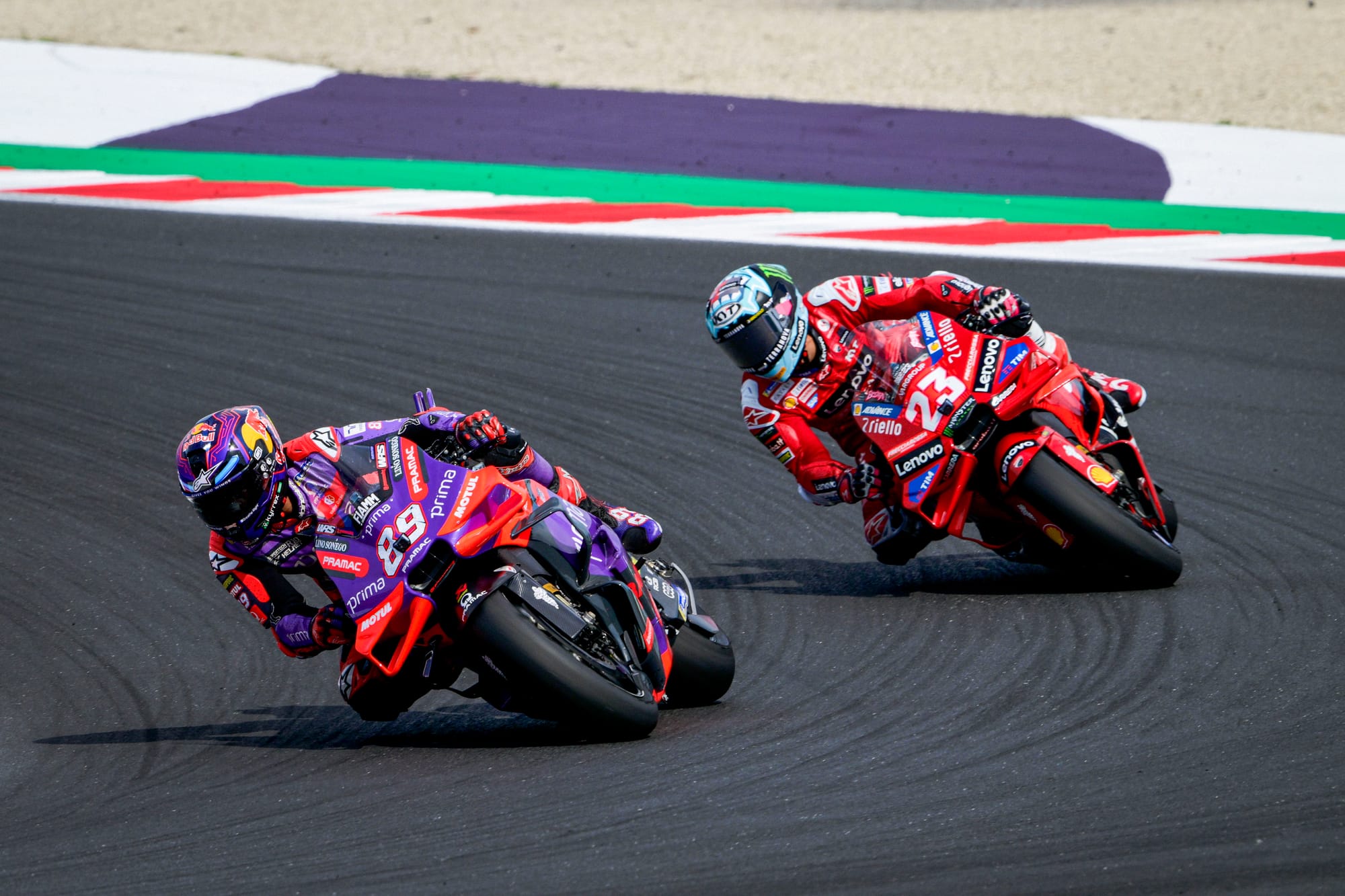 Jorge Martín y Enea Bastianini durante el GP de Emilia Romagna