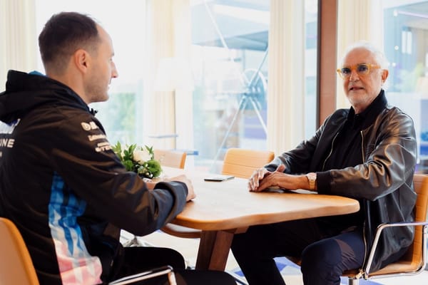 Oliver Oakes and Flavio Briatore, Alpine, F1