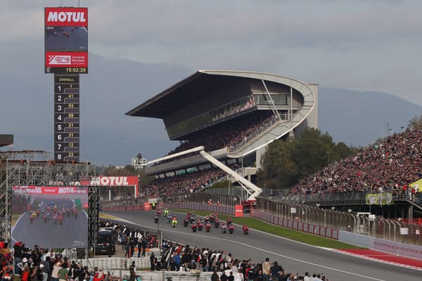 The start of the sprint race at Circuit de Barcelona Catalunya